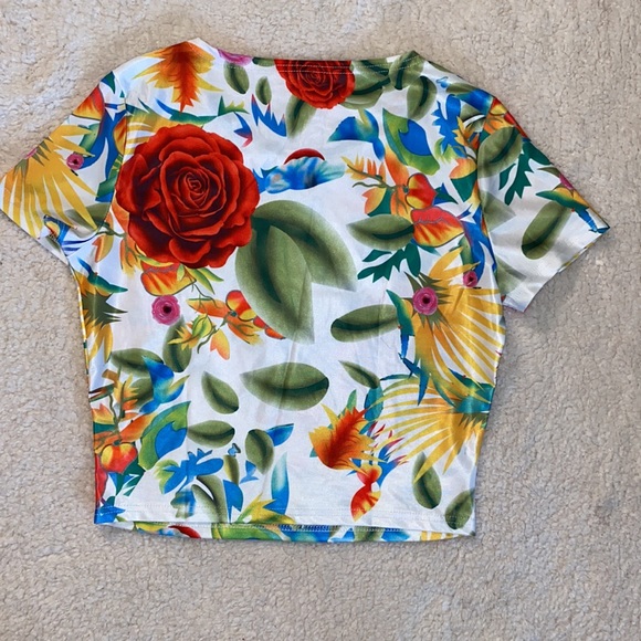 💐FLOWERY CROP TOP💐 - Picture 2 of 3